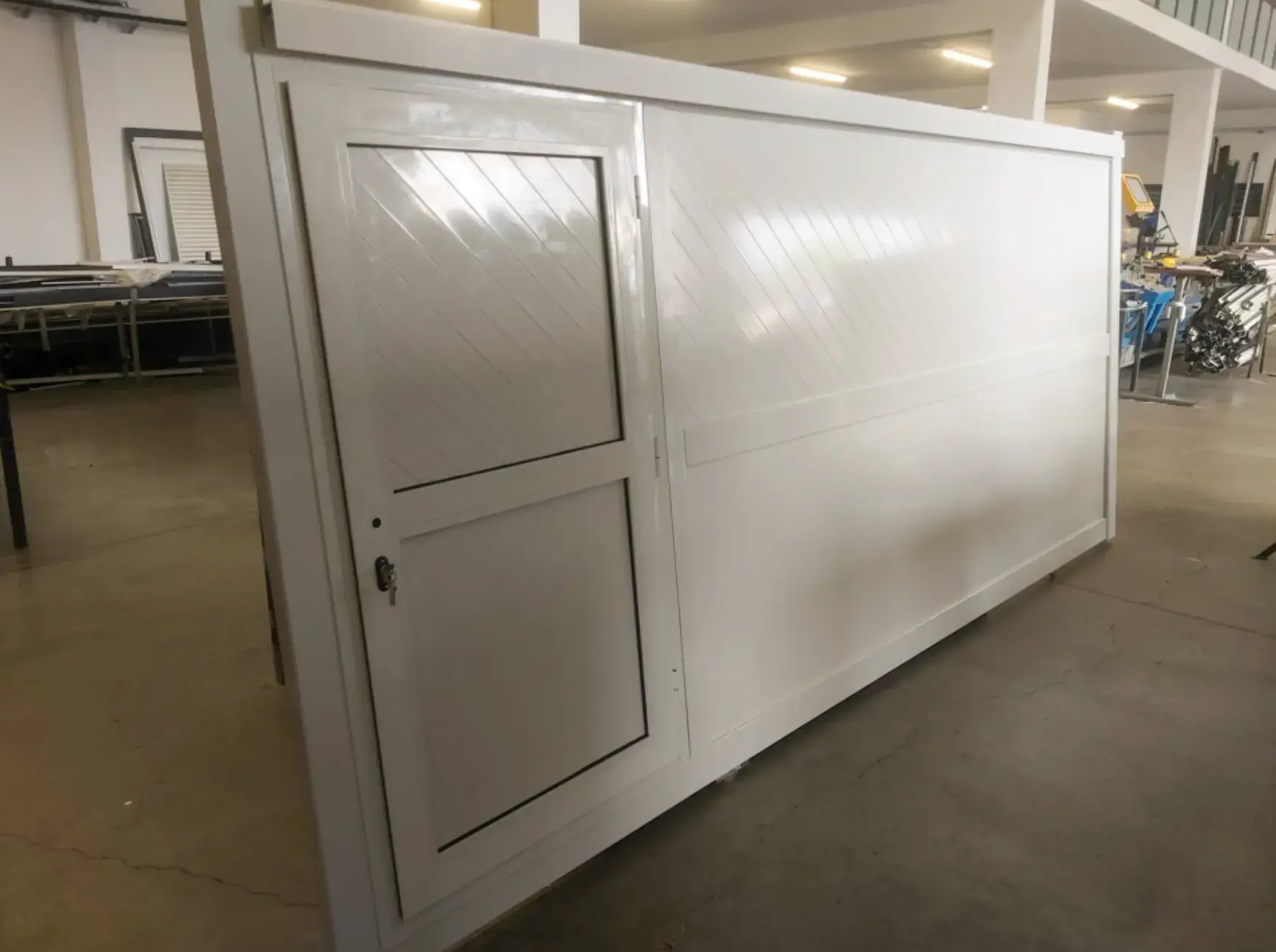 Portail aluminium blanc en fabrication dans l'atelier J'ose Alu